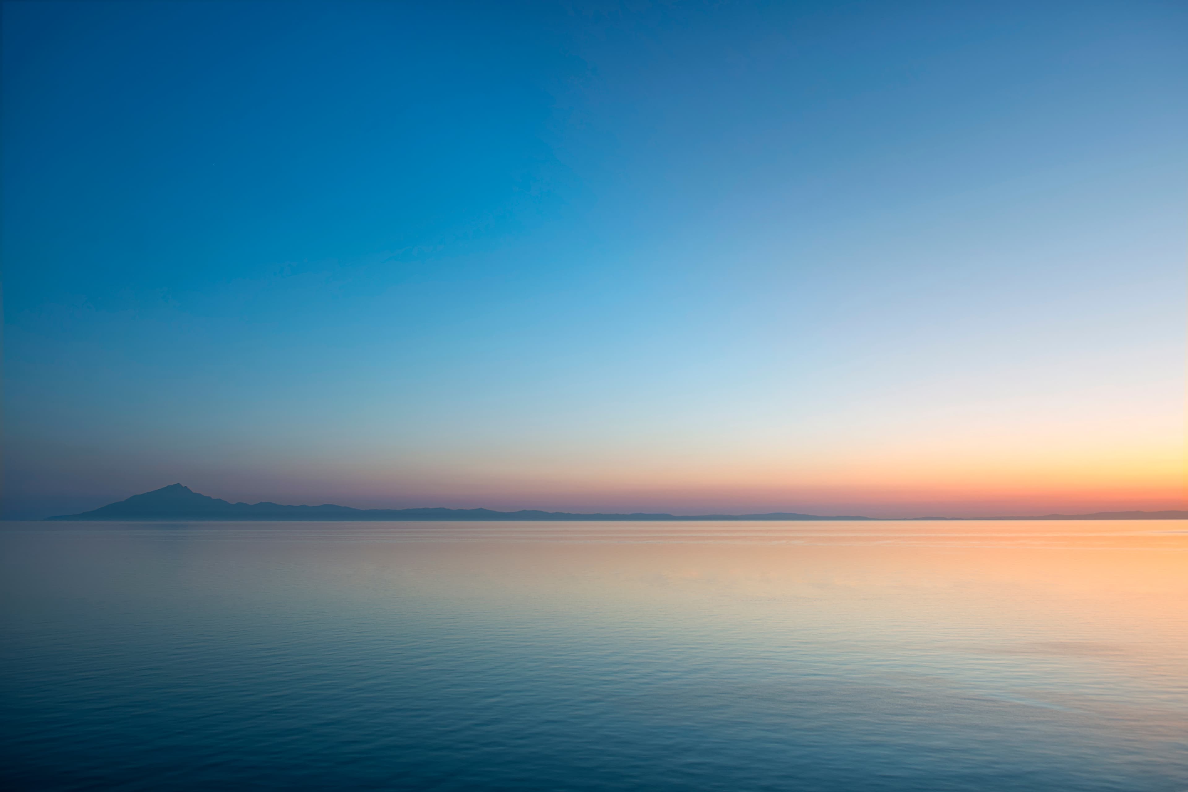 夕日に輝く青い空と穏やかな海