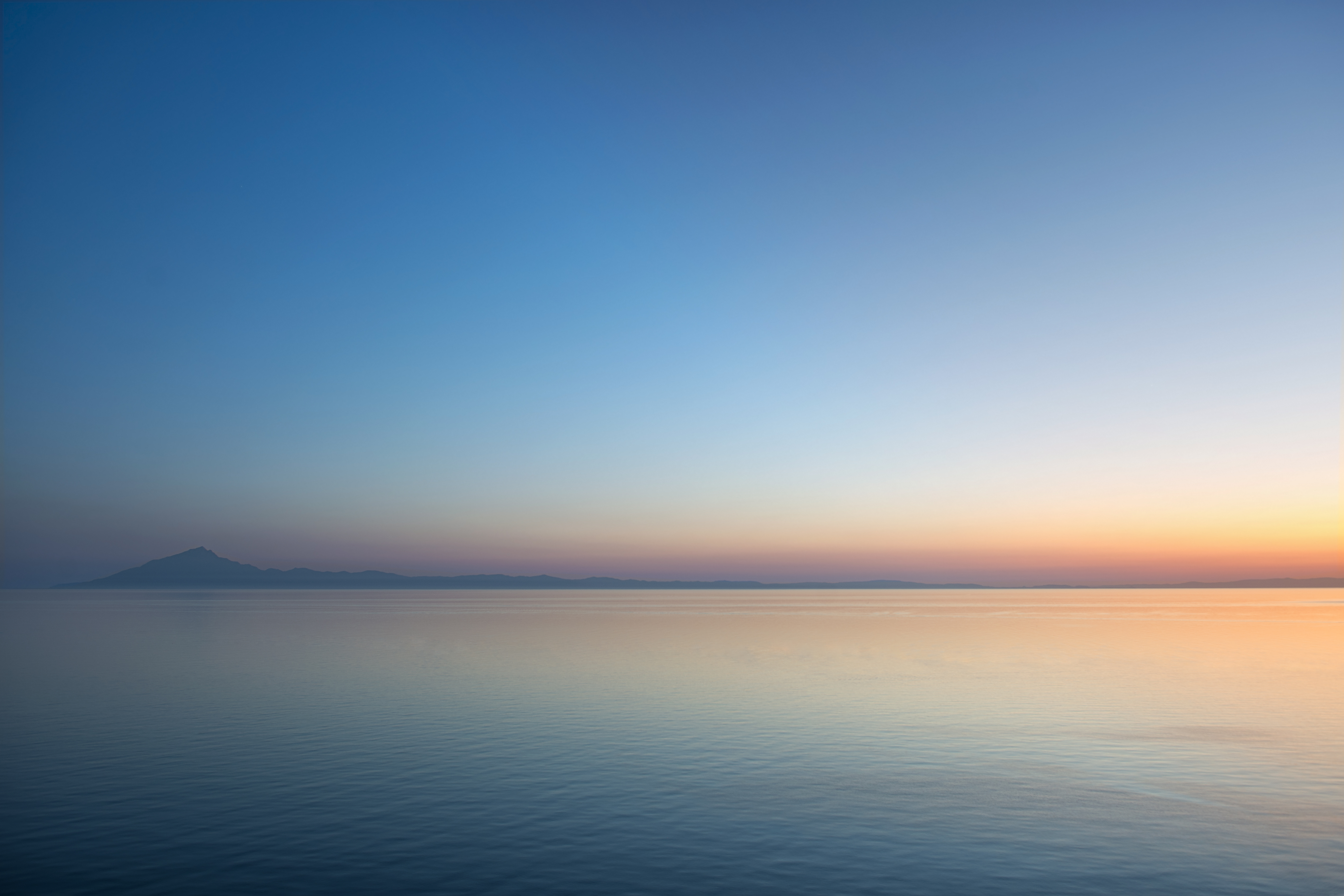 夕日に輝く青い空と穏やかな海